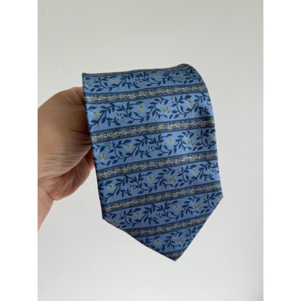 Club Room Silk Tie Blue Floral Stripe Italian Silk Professional Formal Necktie